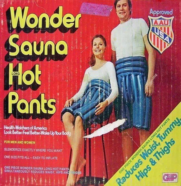 Verpakking waarop een man en een vrouw te zien zijn tegen een rode achtergrond. De vrouw zit op een hoge kruk en de man staat achter haar en ze dragen beiden de Wonder Sauna Hot Pants. Het lijkt op een blauwe opblaasmatras voor in het zwembad, maar dan in de vorm van een broek die tot aan de knieën komt. Het klinkt heel belachelijk en dat is het ook.