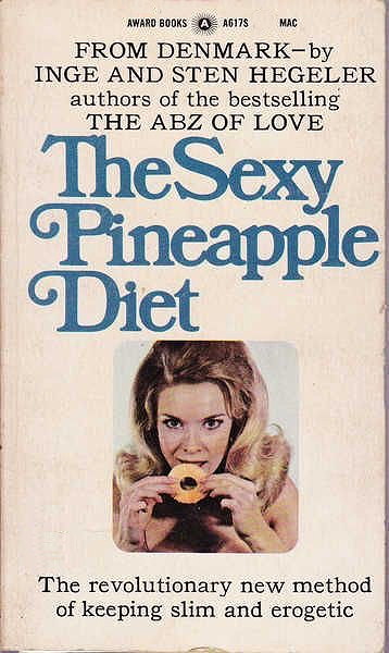 Cover van het boek 'The Sexy Pineapple Diet'. Het heeft een lichte kleur en er staat een foto van een dunne, witte vrouw op die recht in de camera kijkt en een schijf ananas in haar mond heeft. Onder de foto staat de tekst: The revolutionary new method of keeping slim and erogetic. (En geen paniek als je niet weet wat 'erogetic' betekent, want dat woord bestaat helemaal niet.)